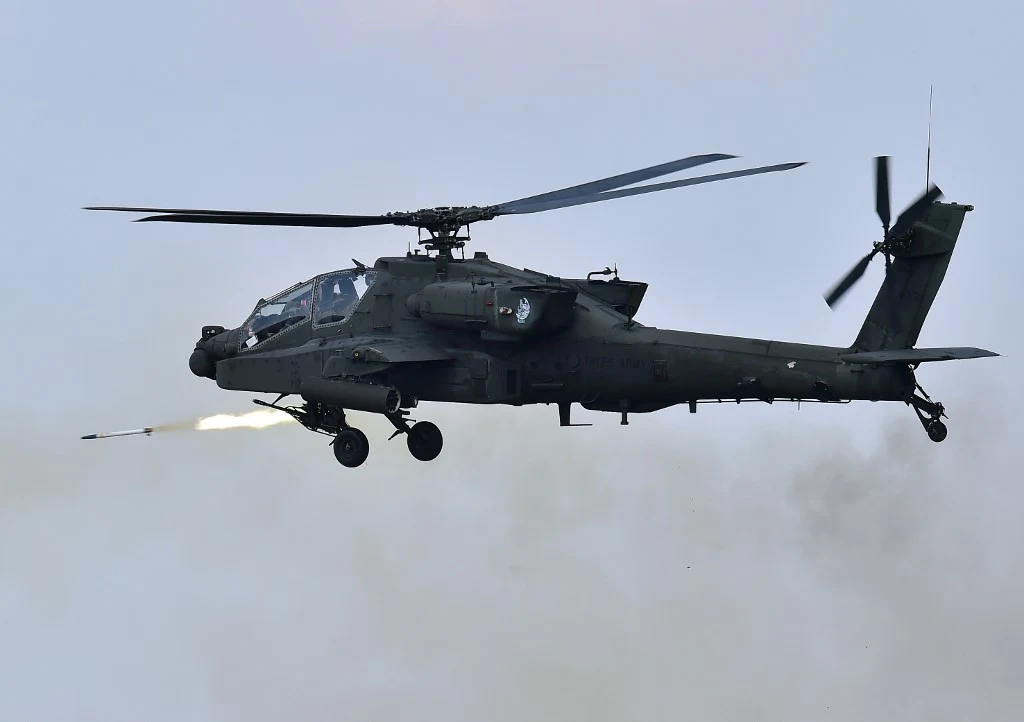 Apache podczas ćwiczeń w Korei Płd. Apache podczas ćwiczeń w Korei Płd.