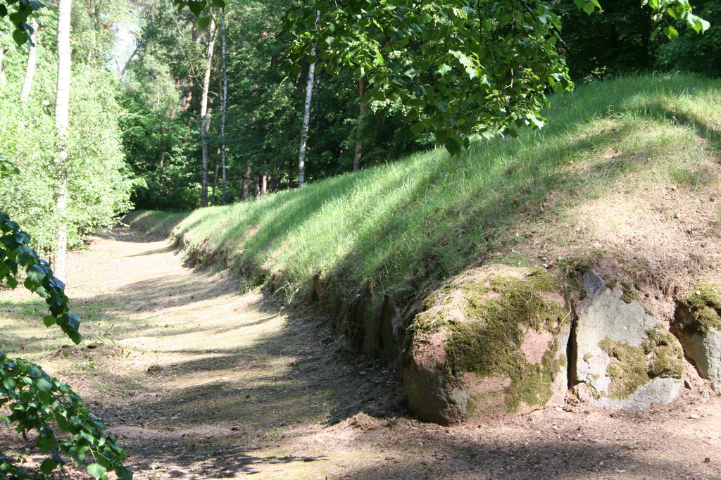 Grobowiec nr 2 w rezerwacie archeologicznym