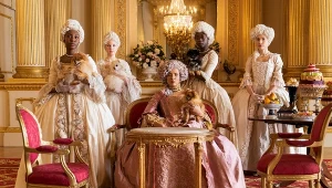 Golda Rosheuvel (w środku) w scenie z "Bridgertonów"