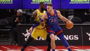 Blake Griffin w pojedynku z LeBronem Jamesem