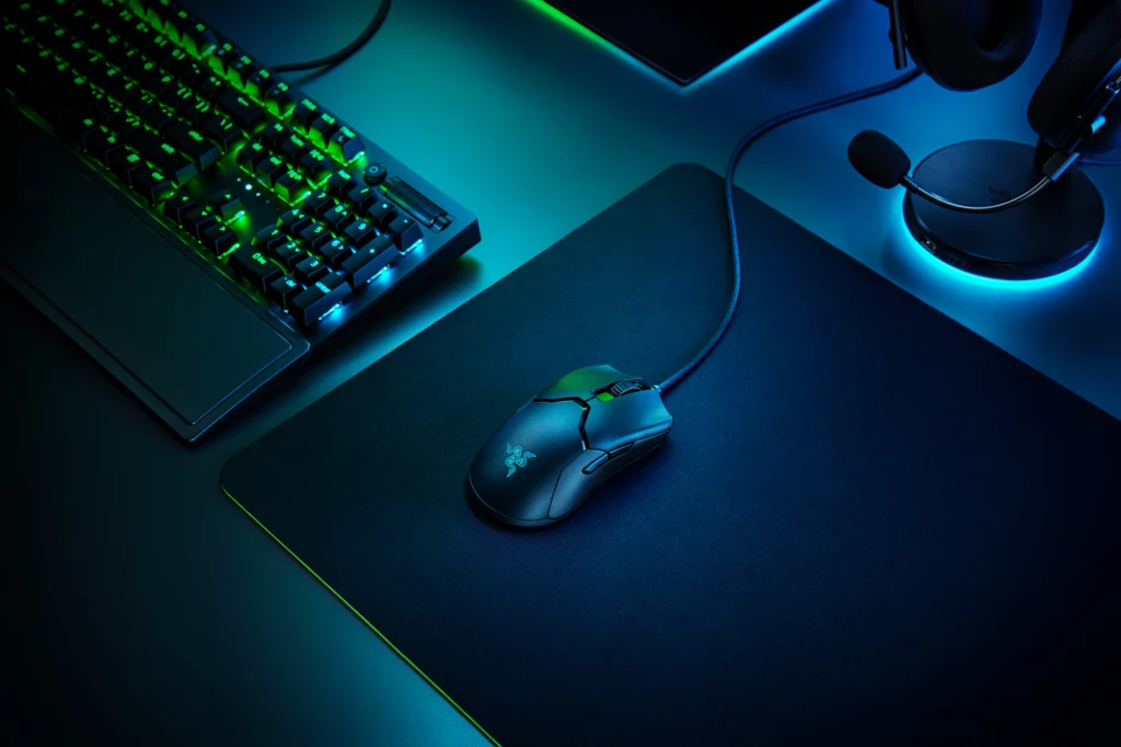 Viper 8KHz to pierwsze urządzenie peryferyjne Razera wyposażone w technologię HyperPolling, które łączy w sobie trzy istotne innowacje. Optyczne przełączniki myszy Razer drugiej generacji i czujnik optyczny Razer Focus + w połączeniu z technologią Razer HyperPolling dają gamingową mysz o niezrównanej szybkości, precyzji i responsywności. Viper 8KHz to pierwsze urządzenie peryferyjne Razera wyposażone w technologię HyperPolling, które łączy w sobie trzy istotne innowacje. Optyczne przełączniki myszy Razer drugiej generacji i czujnik optyczny Razer Focus + w połączeniu z technologią Razer HyperPolling dają gamingową mysz o niezrównanej szybkości, precyzji i responsywności.