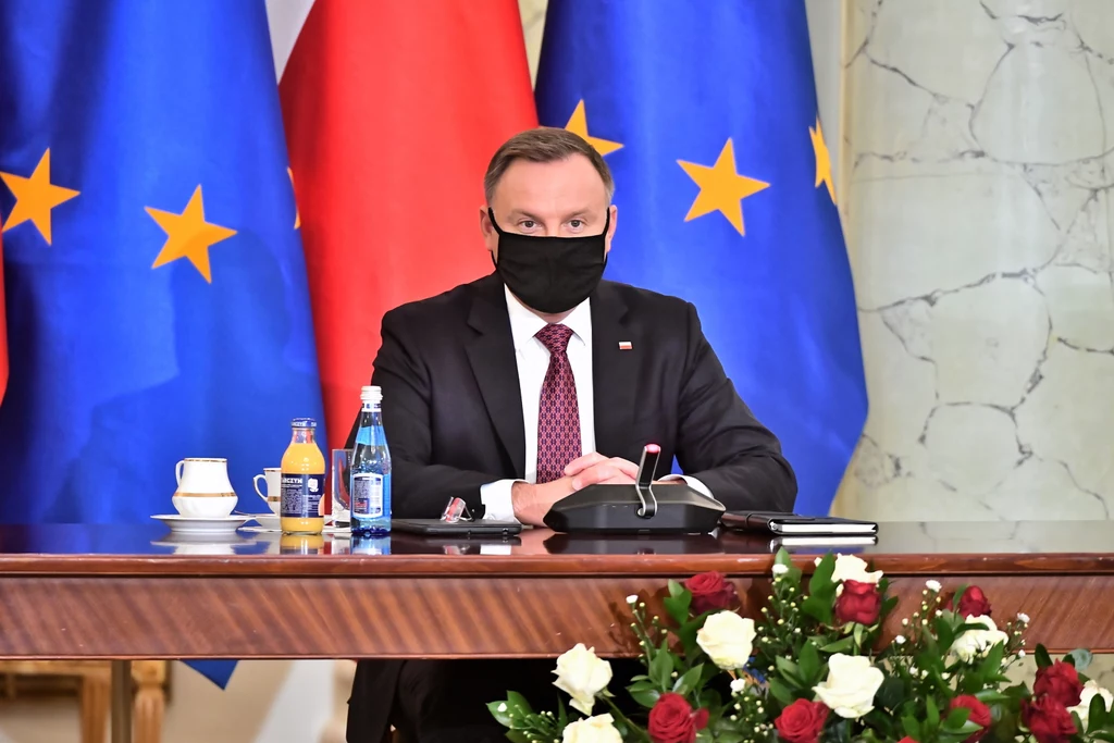Prezydent Andrzej Duda podczas spotkania z organizacjami zaangażowanymi w walkę ze skutkami pandemii koronawirusa Prezydent Andrzej Duda podczas spotkania z organizacjami zaangażowanymi w walkę ze skutkami pandemii koronawirusa