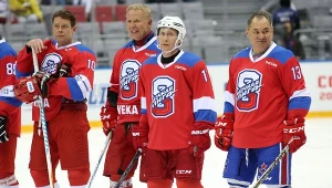 Wiaczesław Fietisow i Władimir Putin (obaj w środku)