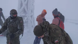 Żołnierze z 18. batalionu przeciwdesantowego z Bielska Białej pomogli dwóm niekompletnie ubranym i wyziębionym turystom zejść z Tarnicy, najwyższego szczytu polskich Bieszczad.