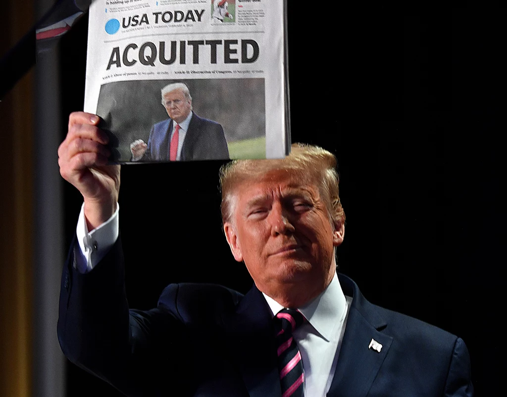 Triumfujący Donald Trump po poprzednim procesie w Senacie