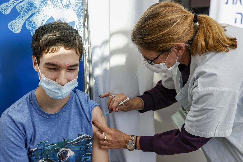 Władze Izraela zatwierdziły szczepienie młodzieży między 16 a 18 rokiem życia. M to umożliwić uczniom powrót do szkół i zdawanie w terminie egzaminów maturalnych Władze Izraela zatwierdziły szczepienie młodzieży między 16 a 18 rokiem życia. M to umożliwić uczniom powrót do szkół i zdawanie w terminie egzaminów maturalnych