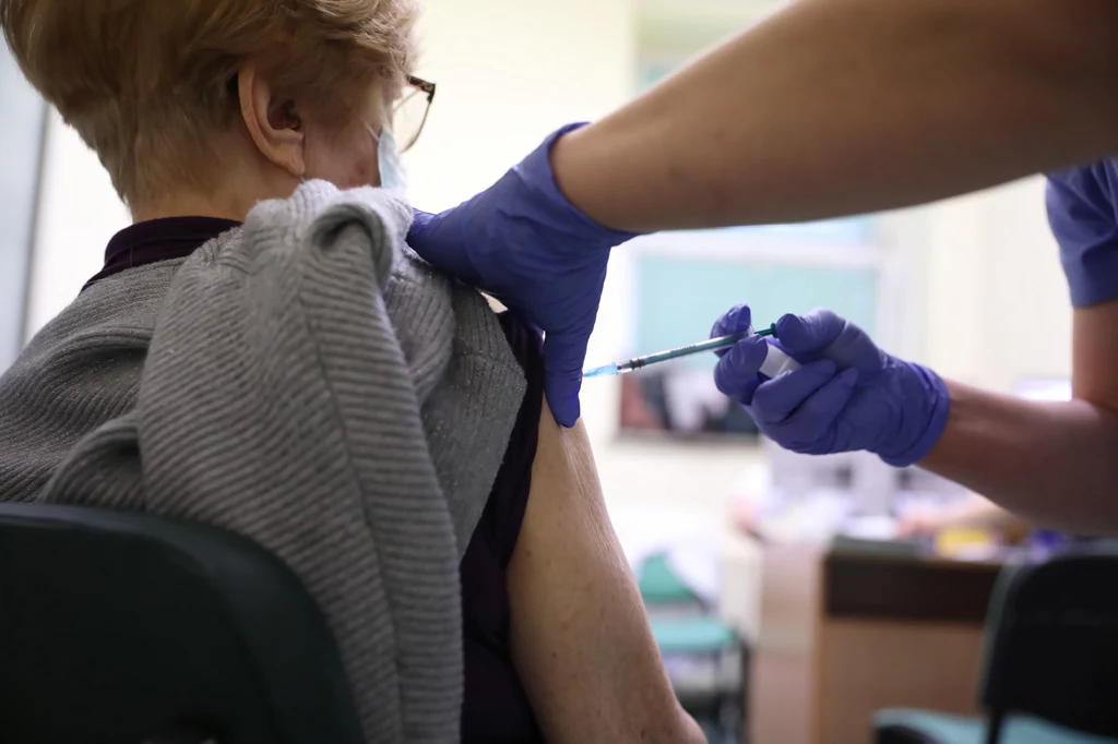 Na zdjęciu: Akcja szczepień seniorów powyżej 80. roku życia w Centralnym Szpitalu Klinicznym MSWiA w Warszawie Na zdjęciu: Akcja szczepień seniorów powyżej 80. roku życia w Centralnym Szpitalu Klinicznym MSWiA w Warszawie