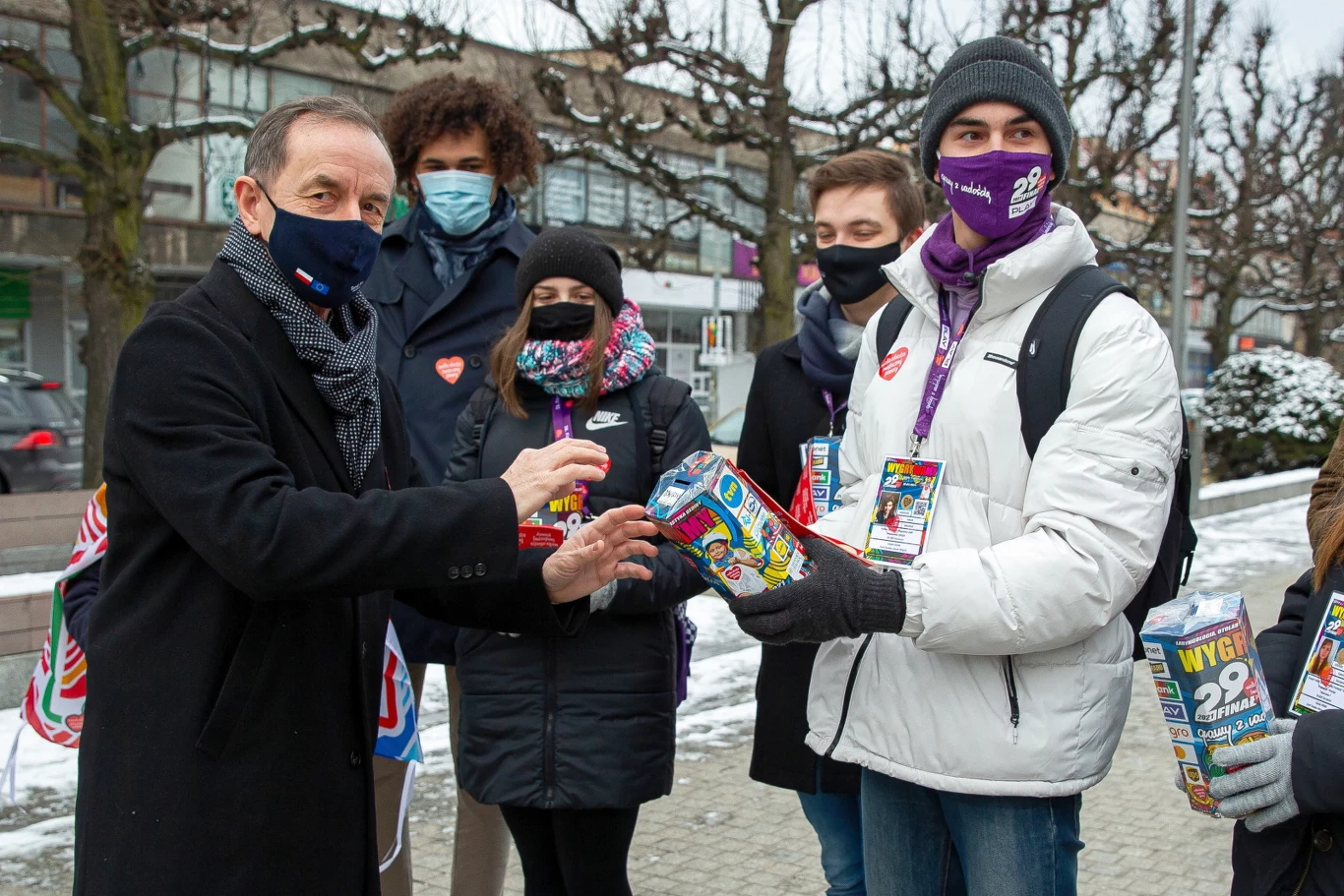 - To jest wspaniałe wydarzenie, jak mało które łączące Polki i Polaków. W tych trudnych czasach, kiedy są podziały, kiedy jest pandemia, kiedy życie polityczne nabrało coraz ostrzejszych form, Wielka Orkiestra Świątecznej Pomocy jawi się jako zjawisko nadzwyczajne - powiedział w niedzielę dziennikarzom marszałek Senatu Tomasz Grodzki. - To jest wspaniałe wydarzenie, jak mało które łączące Polki i Polaków. W tych trudnych czasach, kiedy są podziały, kiedy jest pandemia, kiedy życie polityczne nabrało coraz ostrzejszych form, Wielka Orkiestra Świątecznej Pomocy jawi się jako zjawisko nadzwyczajne - powiedział w niedzielę dziennikarzom marszałek Senatu Tomasz Grodzki.