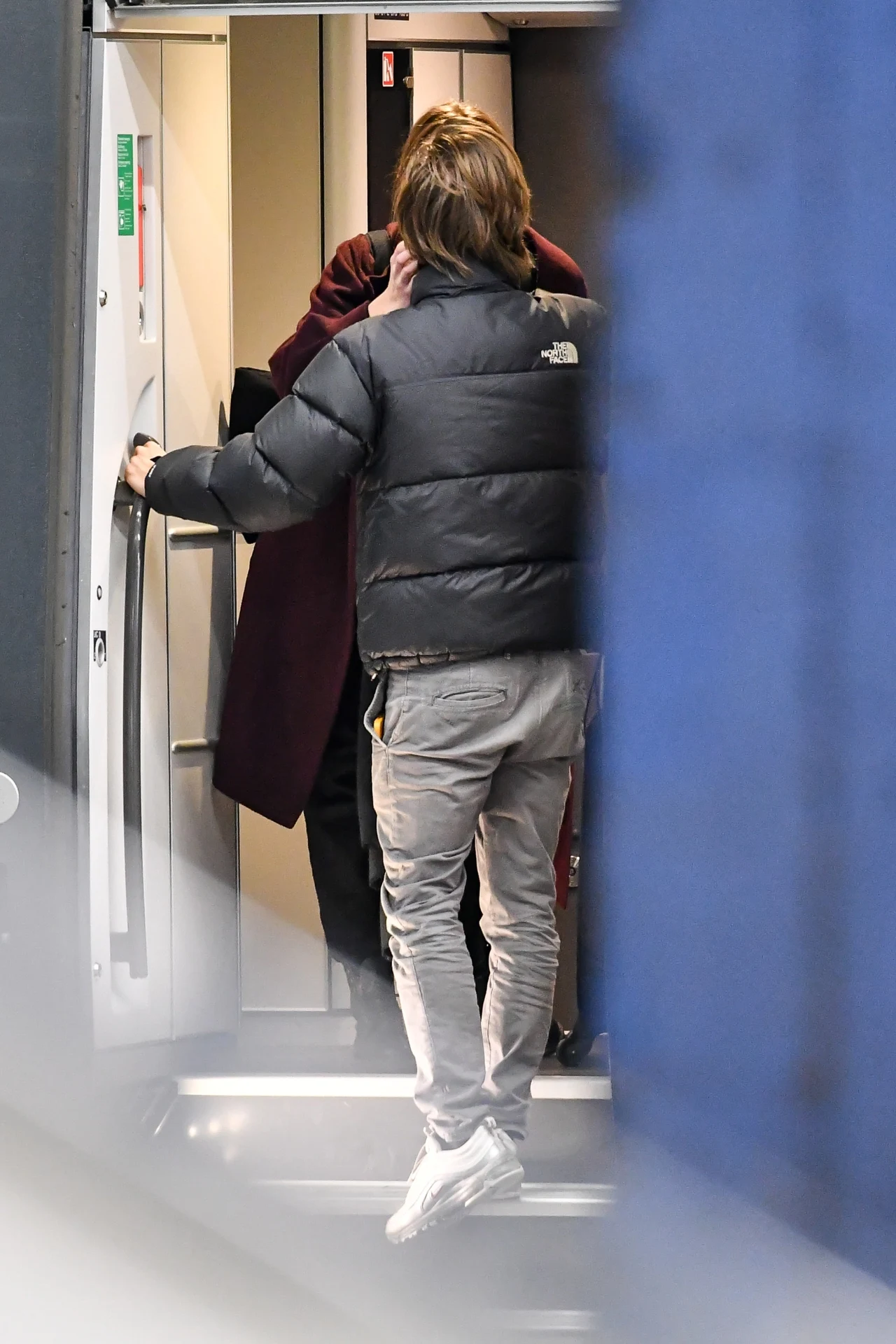 Gdy pociąg ruszył, niepocieszony Maciej wrócił do auta i odjechał do domu. Gdy pociąg ruszył, niepocieszony Maciej wrócił do auta i odjechał do domu.