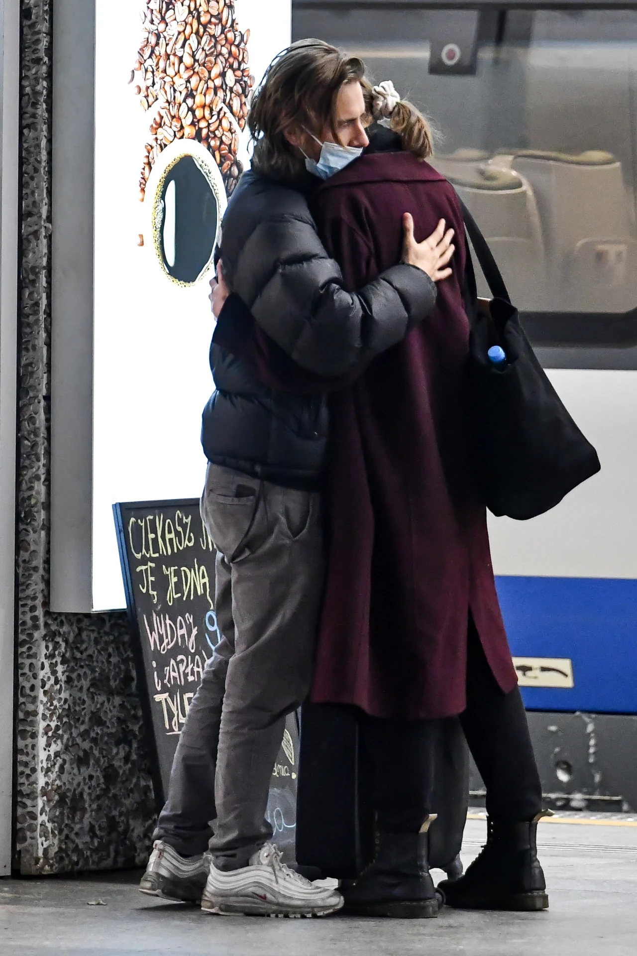 Widać było, że aktora i piękną brunetkę łączy namiętne i gorące uczucie. Widać było, że aktora i piękną brunetkę łączy namiętne i gorące uczucie.