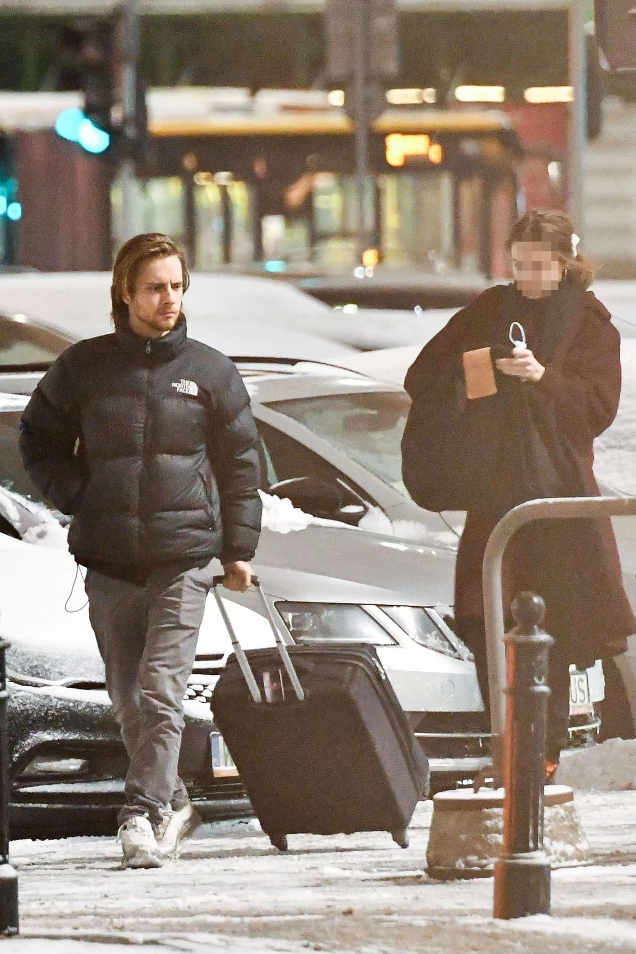 Gwiazdor odprowadzał swoją dziewczyną na Dworzec Centralny w Warszawie. Gwiazdor odprowadzał swoją dziewczyną na Dworzec Centralny w Warszawie.