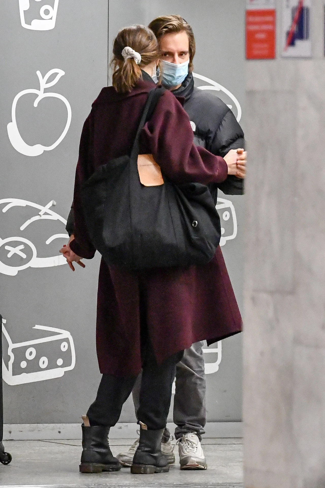 Młodym zakochanym trudno było się rozstać. Młodym zakochanym trudno było się rozstać.