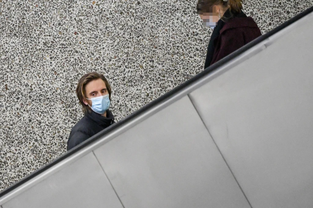 Maciej zachował się jak prawdziwy dżentelmen i wziął walizkę pięknej brunetki. Maciej zachował się jak prawdziwy dżentelmen i wziął walizkę pięknej brunetki.