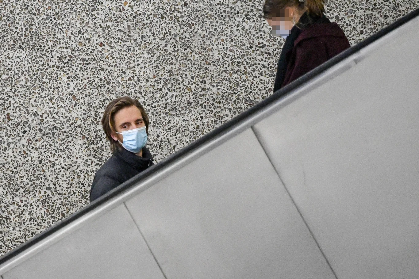 Maciej zachował się jak prawdziwy dżentelmen i wziął walizkę pięknej brunetki. Maciej zachował się jak prawdziwy dżentelmen i wziął walizkę pięknej brunetki.