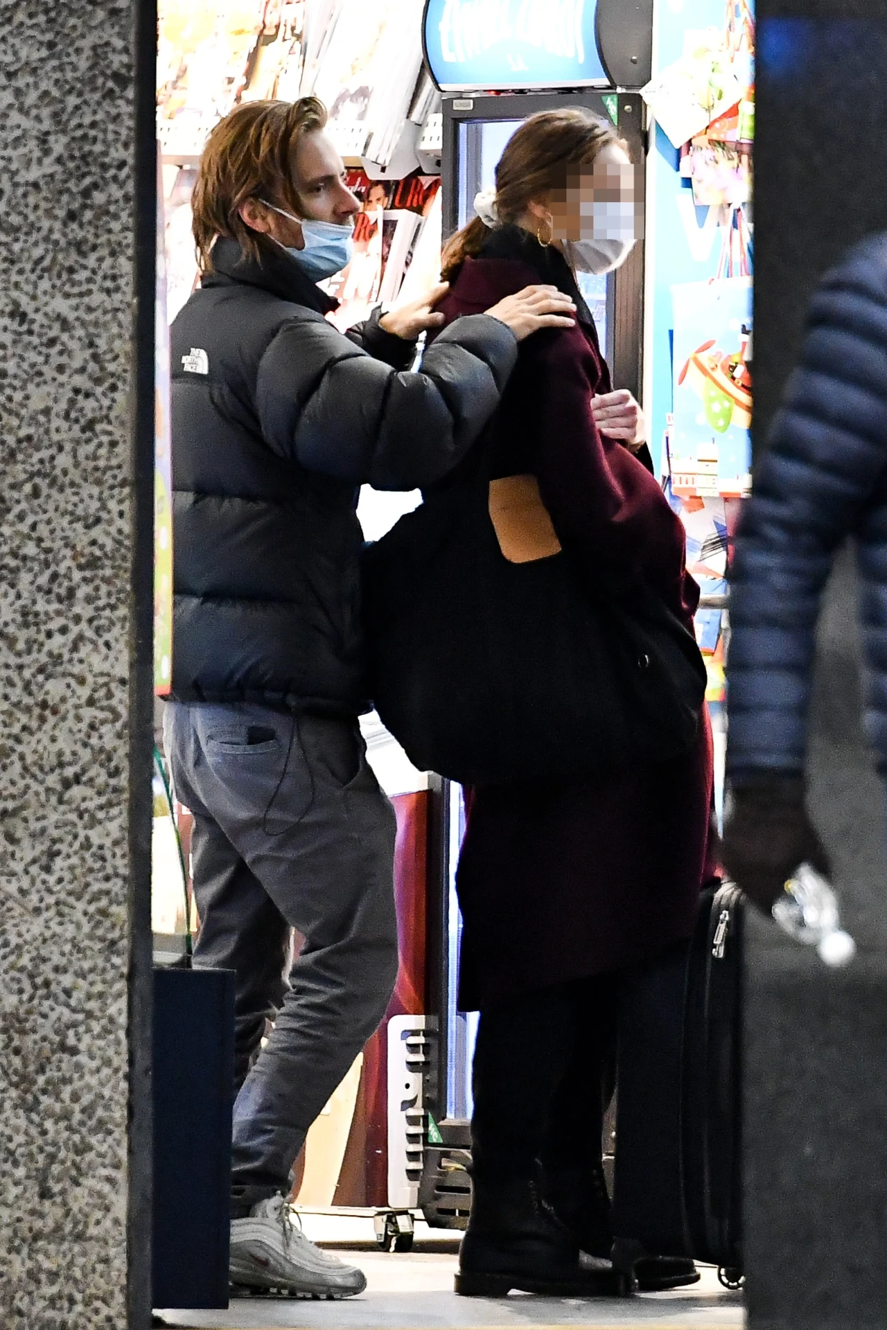 Z roztargnienia gwiazdor „Rodzinki.pl” zapomniał założyć maseczki ochronnej. Z roztargnienia gwiazdor „Rodzinki.pl” zapomniał założyć maseczki ochronnej.