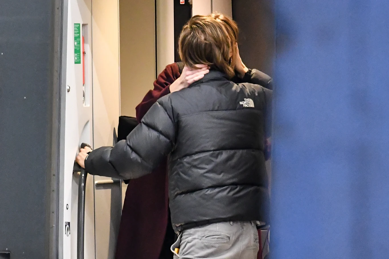 Przed samym odjazdem pociągu dziewczyna Musiała pożegnała go namiętnym pocałunkiem. Przed samym odjazdem pociągu dziewczyna Musiała pożegnała go namiętnym pocałunkiem.