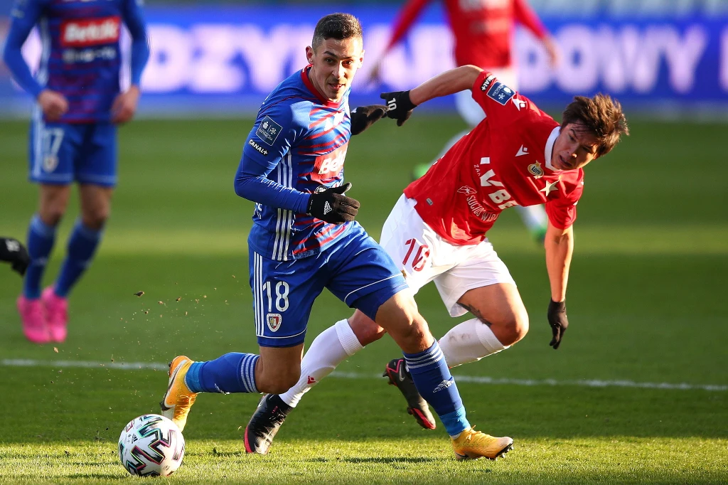 Patryk Sokołowski z Piasta i Gierorgij Żukow z Wisły Patryk Sokołowski z Piasta i Gierorgij Żukow z Wisły