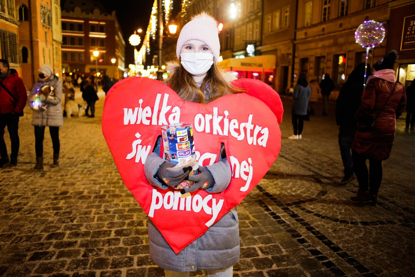 29. finał Wielkiej Orkiestry Świątecznej Pomocy. Po godz. 20 poleciało tradycyjne "Światełko do nieba" 29. finał Wielkiej Orkiestry Świątecznej Pomocy. Po godz. 20 poleciało tradycyjne "Światełko do nieba"