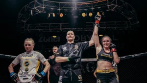 Lucie Pudilova (z prawej) cieszy się ze zwycięstwa z Martą Waliczek