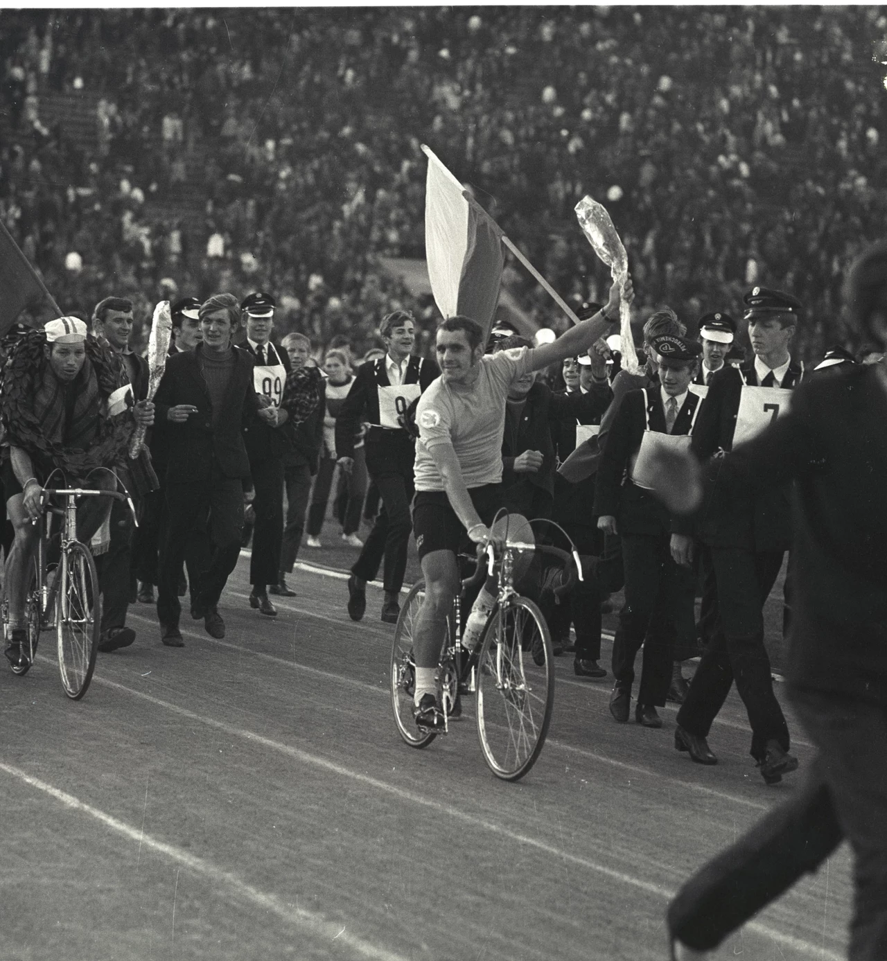 Ryszard Szurkowski po zwycięstwie w Wyścigu Pokoju. Cykl ten Szurkowski wygrał pięciokrotnie w latach 1970, 1971, 1973, 1975. Ryszard Szurkowski po zwycięstwie w Wyścigu Pokoju. Cykl ten Szurkowski wygrał pięciokrotnie w latach 1970, 1971, 1973, 1975.