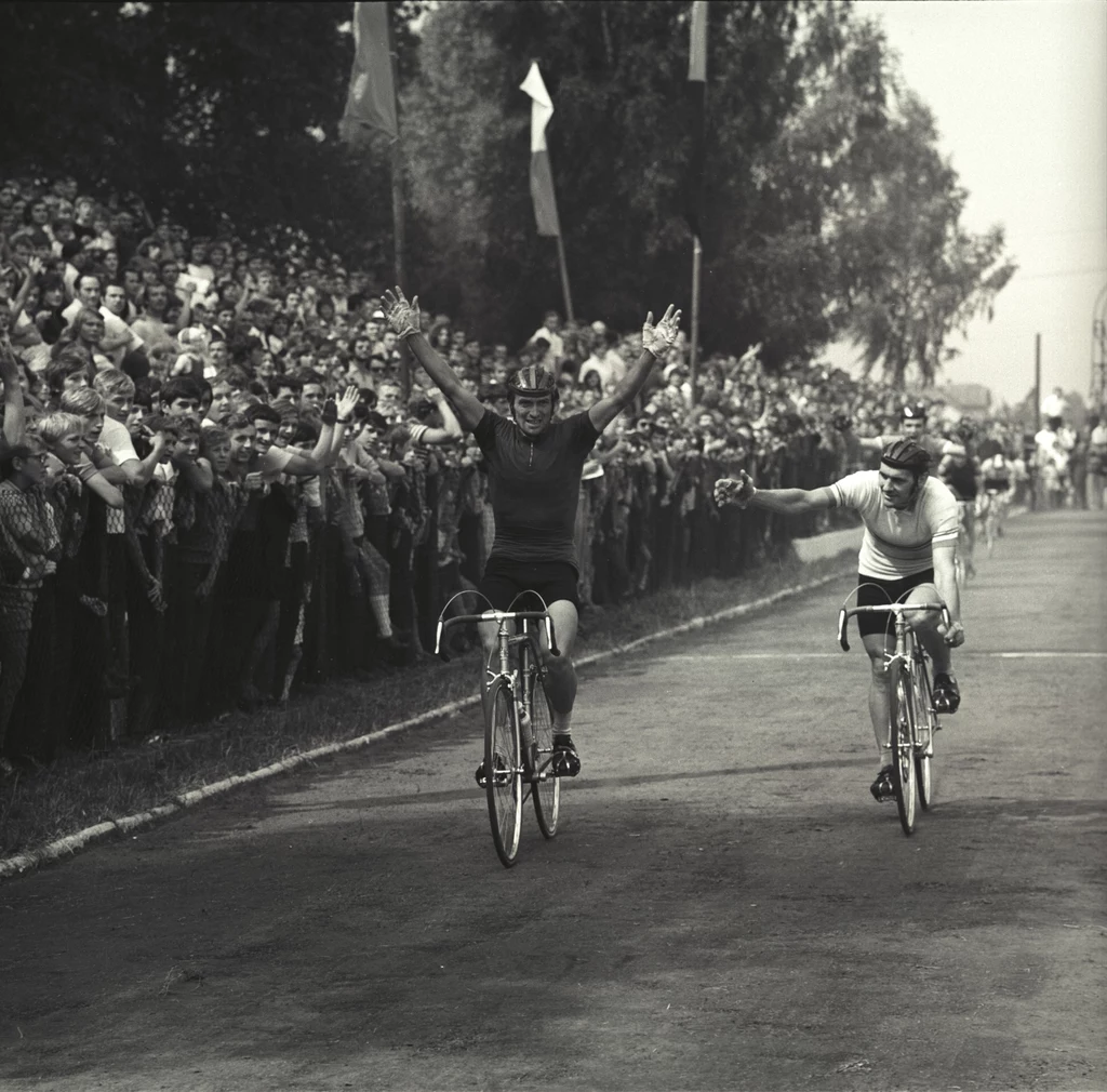 Meta Wyścigu Pokoju z 1974 roku. Wygrał Stanisław Szozda, za nim Ryszard Szurkowski Meta Wyścigu Pokoju z 1974 roku. Wygrał Stanisław Szozda, za nim Ryszard Szurkowski
