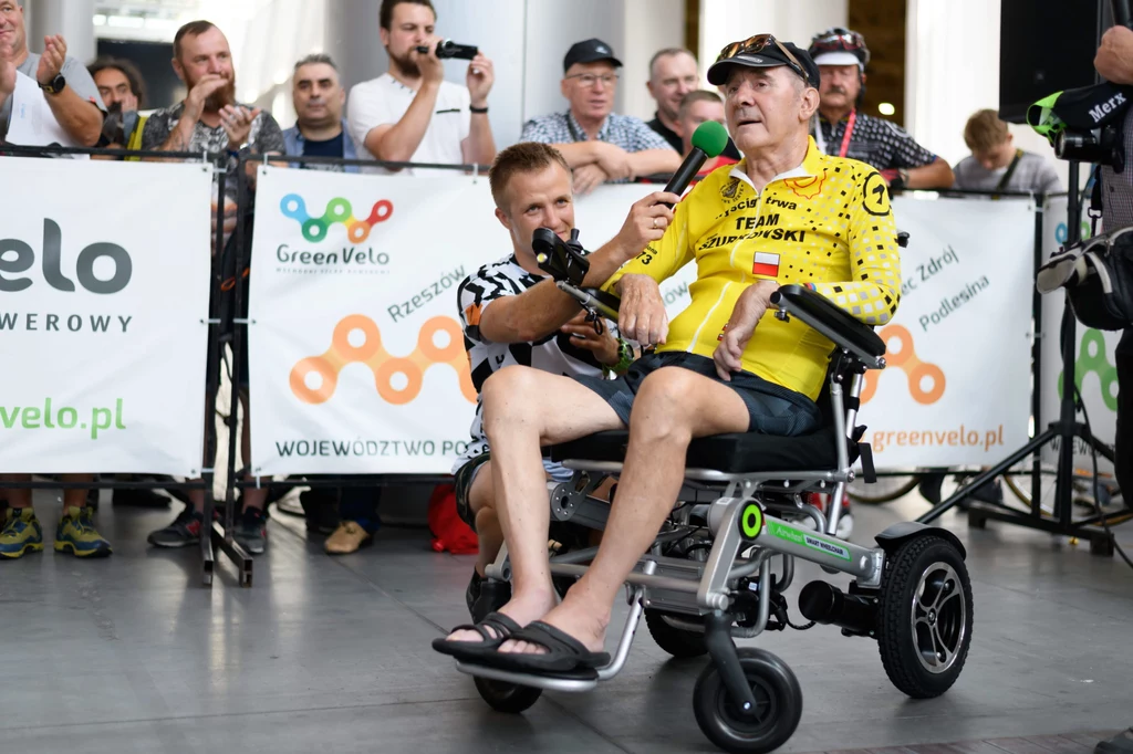 Stan zdrowia Szurkowskiego w 2018 roku uległ załamaniu przez wypadek podczas wyścigu kolarskiego amatorów w Kolonii. Niezbędne wówczas okazały się operacje kręgosłupa, a także skomplikowany zabieg twarzy. Ryszard Szurkowski podczas spotkania z kibicami przed wyścigiem GranFondo Poznań. Stan zdrowia Szurkowskiego w 2018 roku uległ załamaniu przez wypadek podczas wyścigu kolarskiego amatorów w Kolonii. Niezbędne wówczas okazały się operacje kręgosłupa, a także skomplikowany zabieg twarzy. Ryszard Szurkowski podczas spotkania z kibicami przed wyścigiem GranFondo Poznań.