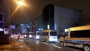 Dwaj policjanci są ranni, uszkodzono też dwa radiowozy
