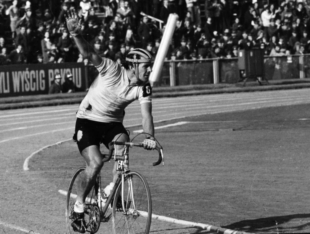 Ryszard Szurkowski na Stadionie X-lecia w Warszawie, podczas XXVIII Wyścig Pokoju. Ryszard Szurkowski na Stadionie X-lecia w Warszawie, podczas XXVIII Wyścig Pokoju.
