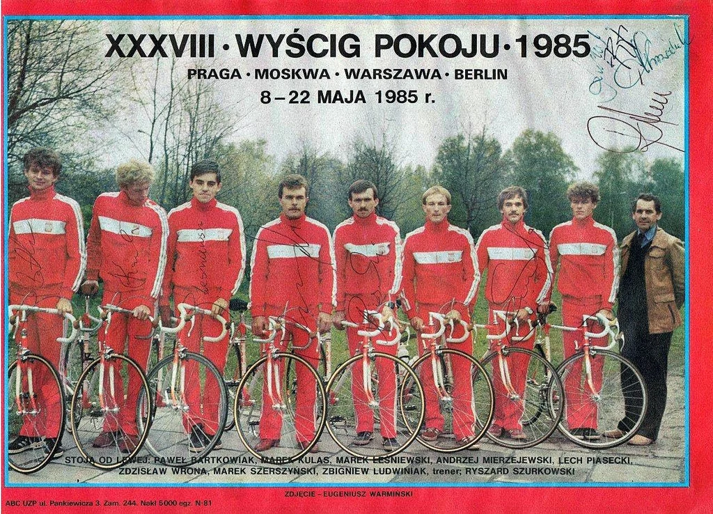 Reprezentacja Polski na XXXVIII Międzynarodowy Kolarski Wyścig Pokoju Praga-Moskwa-Warszawa-Berlin 1985 r. Stoją od lewej: Paweł Bartkowiak, Marek Kulas, Marek Leśniewski, Andrzej Mierzejewski, Lech Piasecki, Zdzisław Wrona, Marek Szerszyński, Zbigniew Ludwiniak, Ryszard Szurkowski (trener). Reprezentacja Polski na XXXVIII Międzynarodowy Kolarski Wyścig Pokoju Praga-Moskwa-Warszawa-Berlin 1985 r. Stoją od lewej: Paweł Bartkowiak, Marek Kulas, Marek Leśniewski, Andrzej Mierzejewski, Lech Piasecki, Zdzisław Wrona, Marek Szerszyński, Zbigniew Ludwiniak, Ryszard Szurkowski (trener).