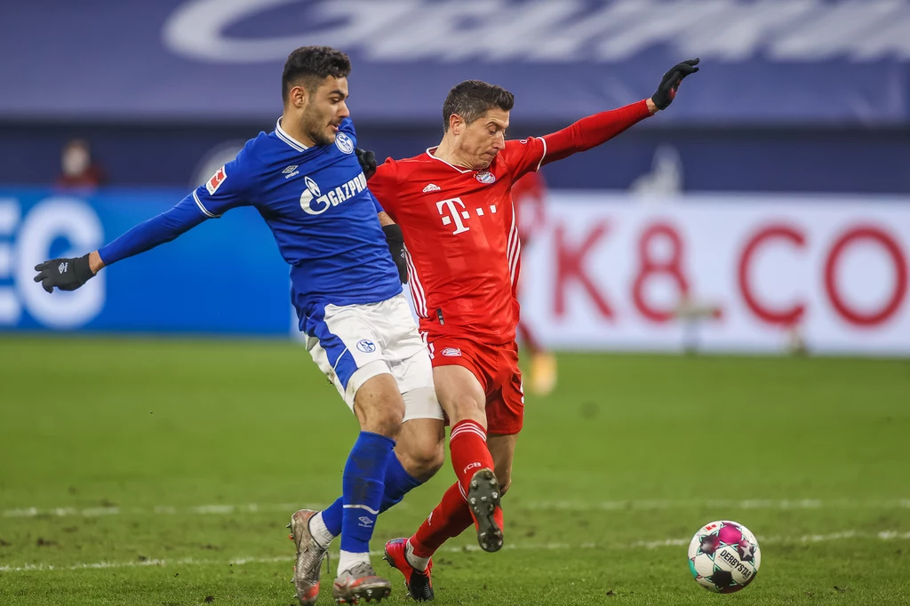Ozan Kabak w starciu z Robertem Lewandowskim Ozan Kabak w starciu z Robertem Lewandowskim