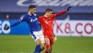 Ozan Kabak w starciu z Robertem Lewandowskim