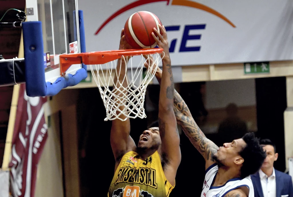 Koszykarz drużyny King Szczecin Cleveland Melvin (z prawej) i Chris Smith z zespołu Arged BMSlam Stal Ostrów Wlkp. Koszykarz drużyny King Szczecin Cleveland Melvin (z prawej) i Chris Smith z zespołu Arged BMSlam Stal Ostrów Wlkp.