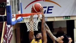 Koszykarz drużyny King Szczecin Cleveland Melvin (z prawej) i Chris Smith z zespołu Arged BMSlam Stal Ostrów Wlkp.