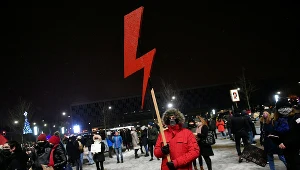 Czerwona błyskawica - symbol Ogólnopolskiego Strajku Kobiet. Zdjęcie ilustracyjne