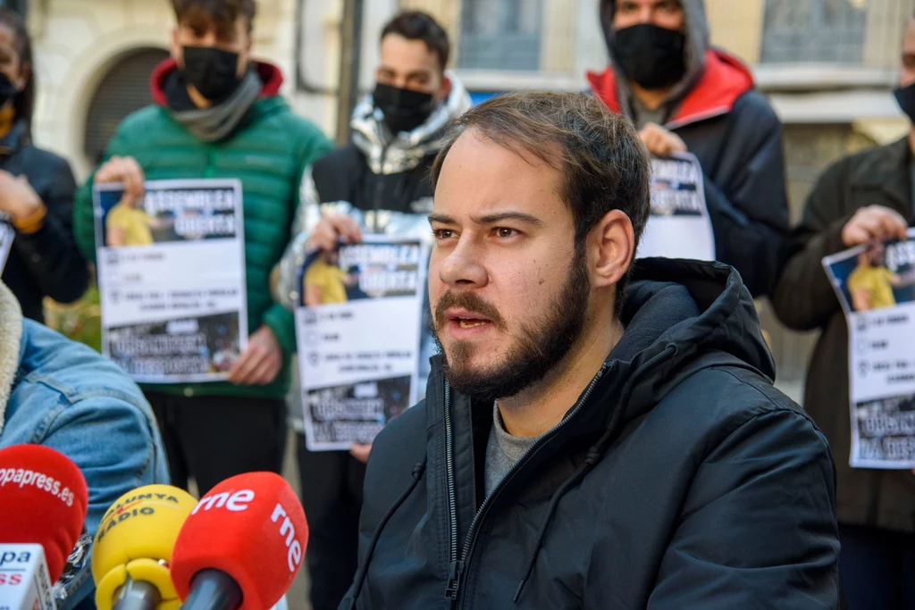 Pablo Hasel podczas konferencji w centrum Lleidy