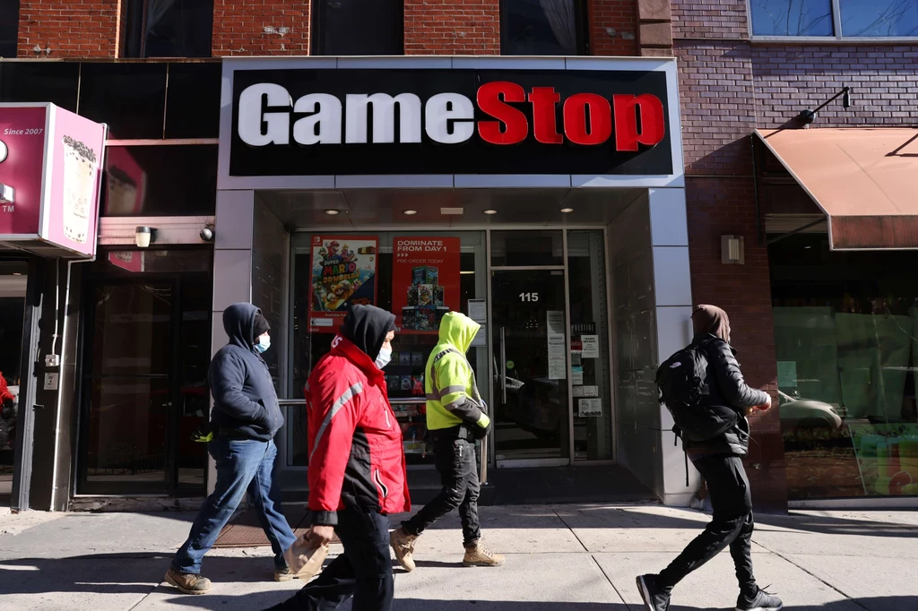Działanie internautów doprowadziło do tego, że duże instytucje finansowe, prowadzące krótką sprzedaż akcji GameStopu, poniosły straty. 