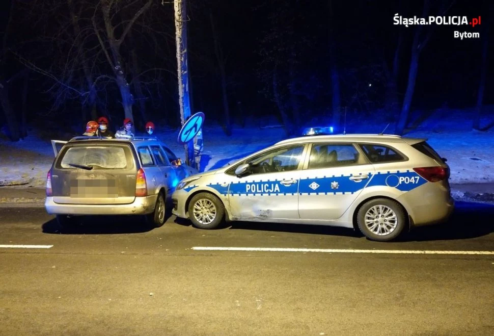 Pościg zakończył się, gdy uciekinier wjechał w latarnię