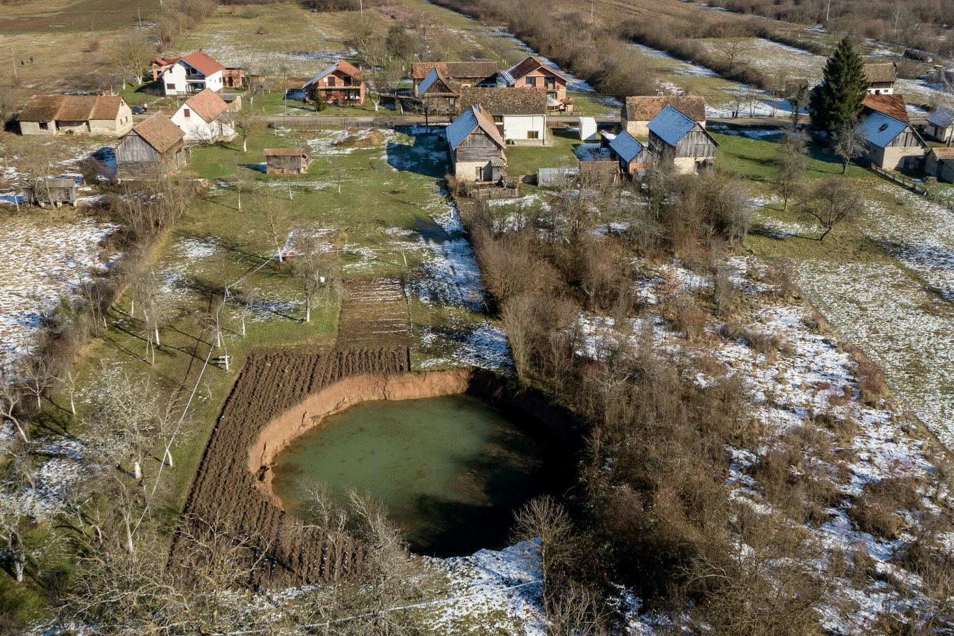 Zapadliska po trzęsieniu ziemi w Chorwacji.