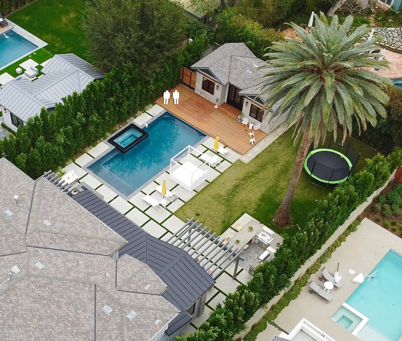 "Nigdy nie jesteś w pełni ubrany bez uśmiechu" ("You're never fully dressed without a smile") - taki cytat znalazł się na różowym neonie. Inspiracją do nowego wyglądu jednego z salonów stała się estetyka hollywoodzkiego glamu.