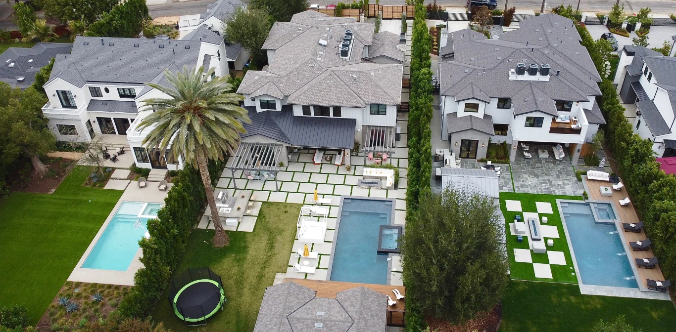 Demi Lovato i Max Ehrich rozstali się raptem tydzień po tym, jak wokalistka sfinalizowała zakup nowej posiadłości. Od tego czasu mieszka tam sama. W ostatnim czasie gwiazda postanowiła zmienić wystrój w środku. Za projekt jednego z pokoi odpowiada Argyle Design.