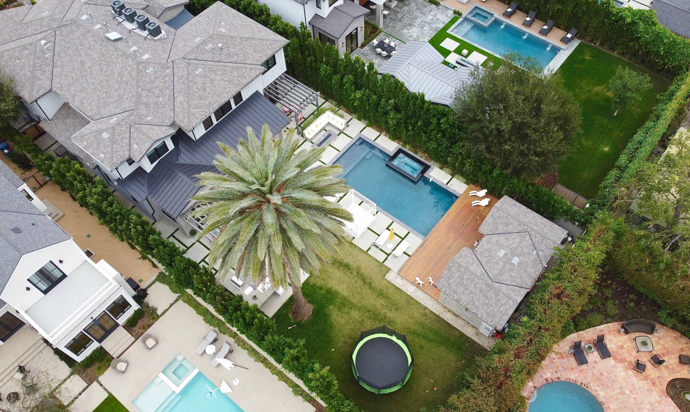 W posiadłości znajduje się m.in. sześć sypialni i dziewięć łazienek. To miało być nowe gniazdko Demi Lovato i aktora Maxa Ehricha. Para spotykała się od marca 2020 r., a raptem po czterech miesiącach się zaręczyła. Ehrich przez Lovato został nazwany "miłością jej życia". Szczęście jednak nie trwało zbyt długo - już we wrześniu 2020 r. plotkarskie media poinformowały o zakończeniu ich relacji. 