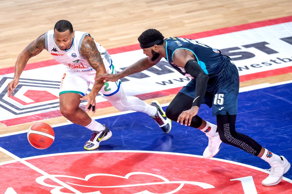 Koszykarz drużyny Anwil Włocławek Curtis Jerrells (L) i Carlton Bragg Jr z zespołu Polski Cukier Toruń Koszykarz drużyny Anwil Włocławek Curtis Jerrells (L) i Carlton Bragg Jr z zespołu Polski Cukier Toruń