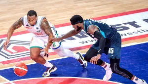 Koszykarz drużyny Anwil Włocławek Curtis Jerrells (L) i Carlton Bragg Jr z zespołu Polski Cukier Toruń