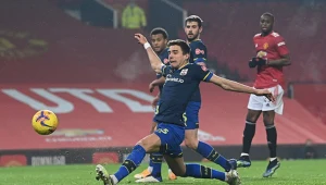 Niefortunna interwencja Jana Bednarka, po której Polak strzelił samobójczego gola