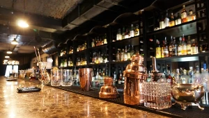 W przypadku stwierdzenia naruszeń dotyczących obostrzeń epidemicznych policja wnioskuje np. o cofnięcie koncesji na sprzedaż alkoholu