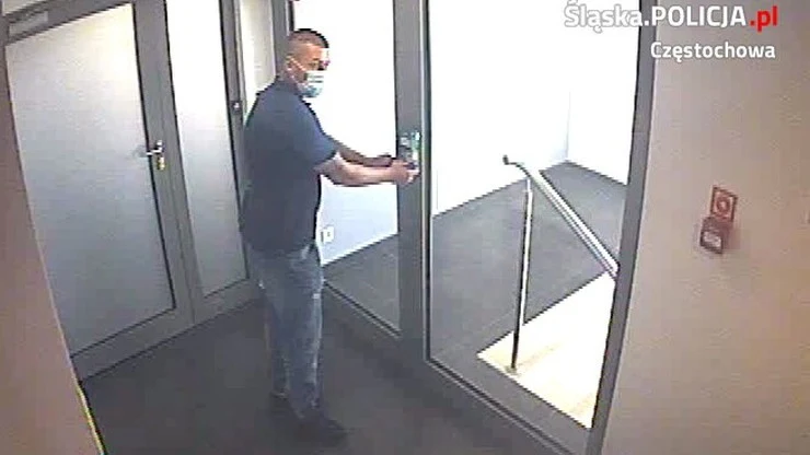 Policjanci opublikowali wizerunek człowieka, który towarzyszył złodziejom. Jeśli znasz tego mężczyznę, skontaktuj się z Komendą Miejską Policji w Częstochowie.  