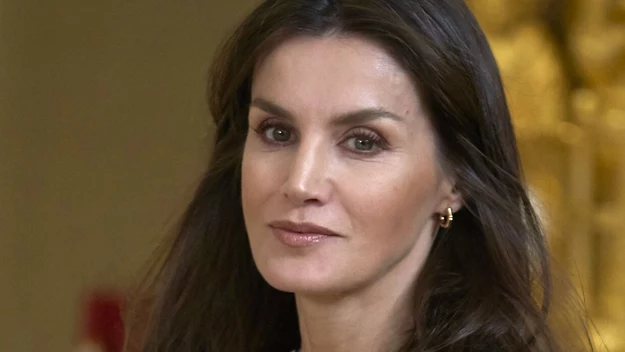 Królowa Letizia od wielu lat zachwyca cały świat swoim nienagannym wizerunkiem. Patrząc na nią, aż trudno uwierzyć, ze za dwa lata skończy 50 lat. 

Żona króla Hiszpanii jest idealnym przykładem tego, że piękno nie zależy wyłącznie od wieku, ale składa się na nie mnóstwo różnych czynników. 