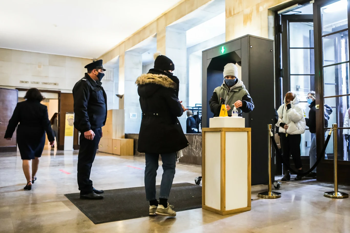 Koronawirus przenosi się między ludźmi przede wszystkim w powietrzu, poprzez aerozole, w wyniku rozmowy, oddychania, a także, oczywiście, kaszlu i kichania 