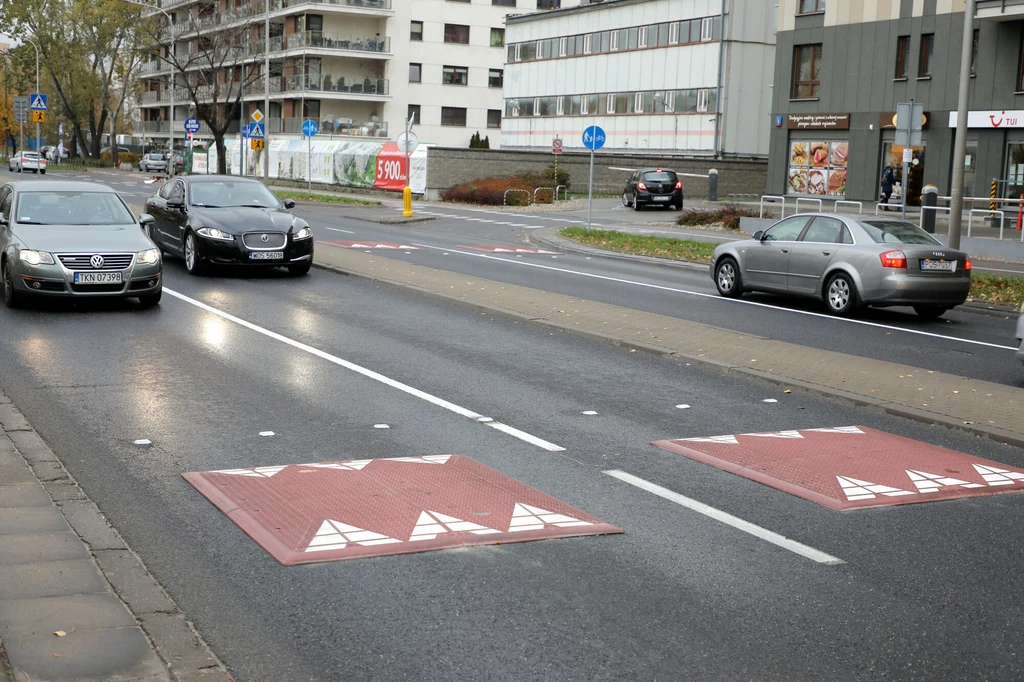 Ulica Sokratesa nie została zwężona, ale... wybudowano na niej progi. Dla niektórych to za mało i chcą zakorkowania ulicy