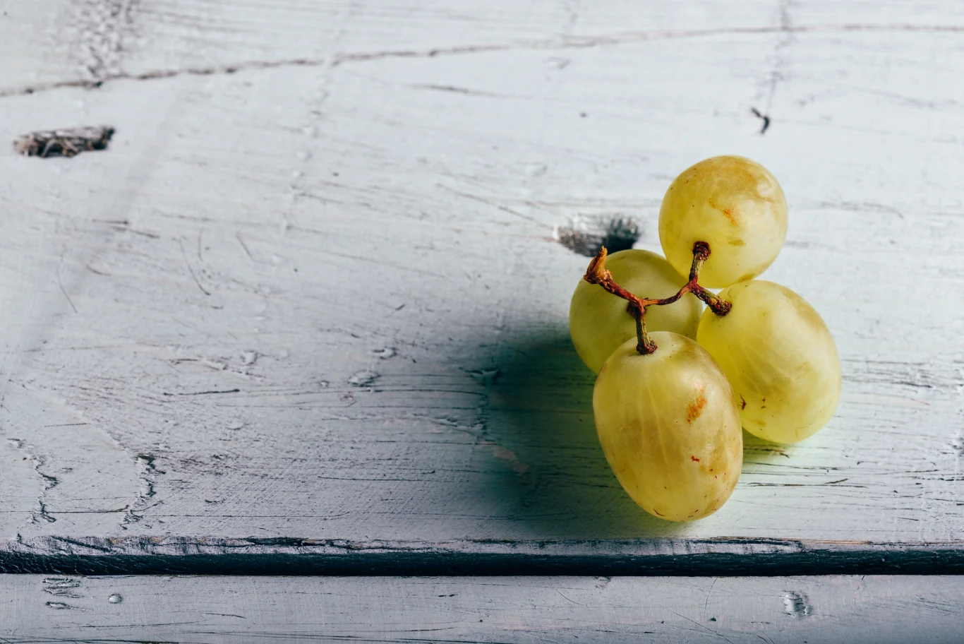 Balsam jajeczno-winogronowy: Tym razem także przyda się blender. Połącz ze sobą 1 jajko z kilkoma winogronami. Te powinny być bardzo dobrze zmiksowane, aby uwolniły olej z pestek. Mieszankę nałóż na twarz i szyję przy pomocy pędzelka, a po 15 minutach zmyj wodą. Bogactwo naturalnej witaminy C poprawi działanie kolagenu w skórze.